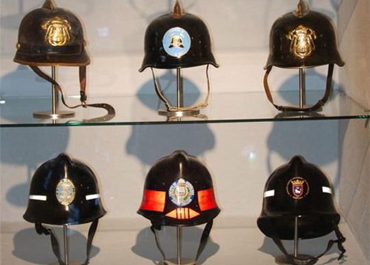 Exposición de cascos y gorras.