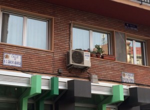 3 placas en una calle