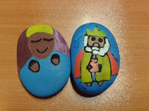 Piedras pintadas de con el niño Jesús y un Rey Mago Piedras pintadas de con el niño Jesús y un Rey Mago