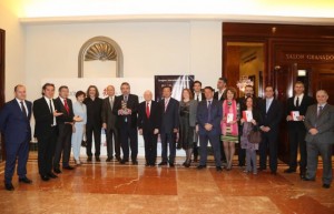 Foto grupal con el premio(3)