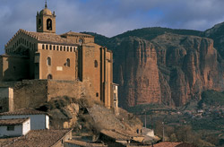 Murillo de Gállego y Mallos al fondo. FOTO: DPZ